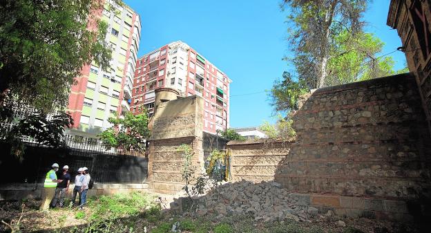 La pala echa al suelo noventa años de historia en los muros de la Cárcel Vieja de Murcia