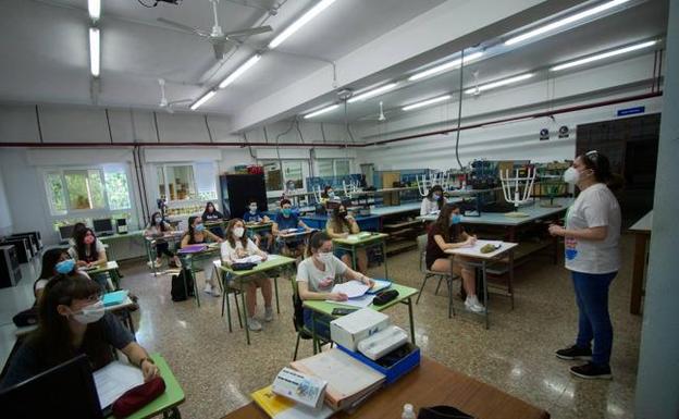 Los institutos podrán impartir en Bachiller y FP clases semipresenciales en días alternos