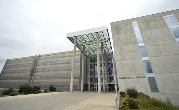 Un casero encuentra una plantación de 'maría' en su casa de Murcia cuando iba a cobrar a los inquilinos