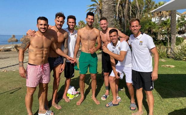 Djokovic 'se cuela' en la celebración del Efesé