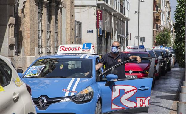 Treinta autoescuelas se manifiestan en coche por el centro de Cartagena