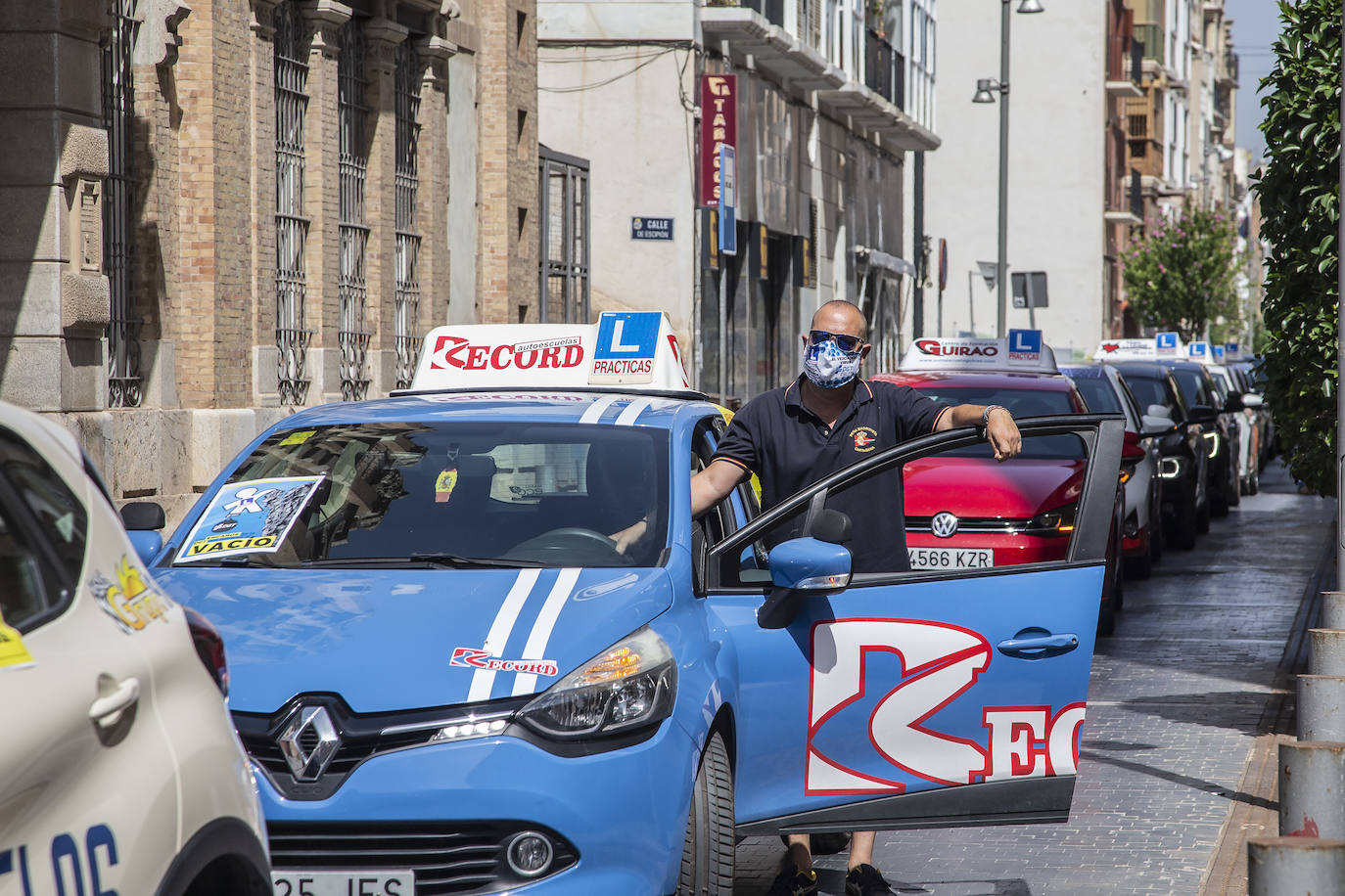 Treinta autoescuelas se manifiestan en Cartagena por el parón de exámenes