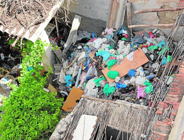 Vecinos de Cieza denuncian insalubridad en una vivienda ocupada