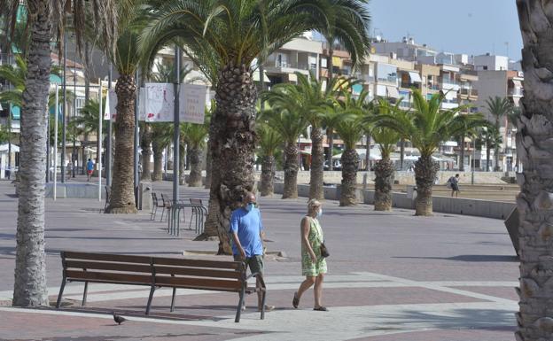 Salud envía de urgencia a sus técnicos a Mazarrón para atajar el brote de Covid-19