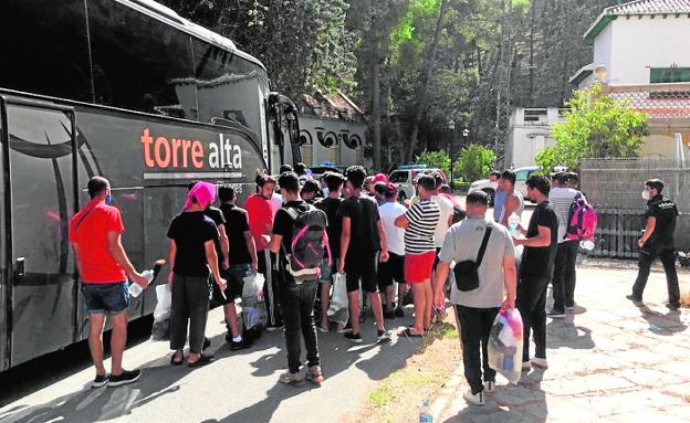 Fin de la cuarentena en el Cenajo para los inmigrantes llegados en patera a la Región