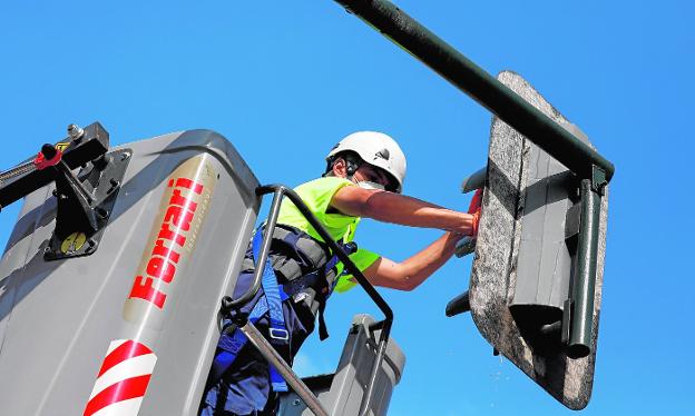 Más de 3.300 actuaciones en lo que va de año ponen a punto los 520 cruces semafóricos de Murcia