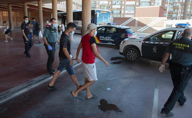 Acusan un traductor de Cruz Roja de empujar a un capitán de la Guardia Civil tras la fuga de argelinos