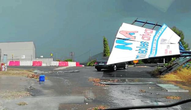 Una tromba de agua anega calles y derriba vallas en el Noroeste y el Altiplano