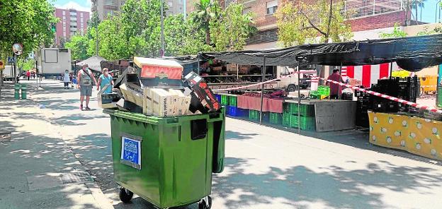 Un nuevo dispositivo permite recoger un 75% más de residuos en el mercadillo de La Fama de Murcia