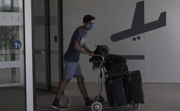 El PP propone un 'pasaporte inmunológico' para que los aeropuertos sean zonas «libres de virus»