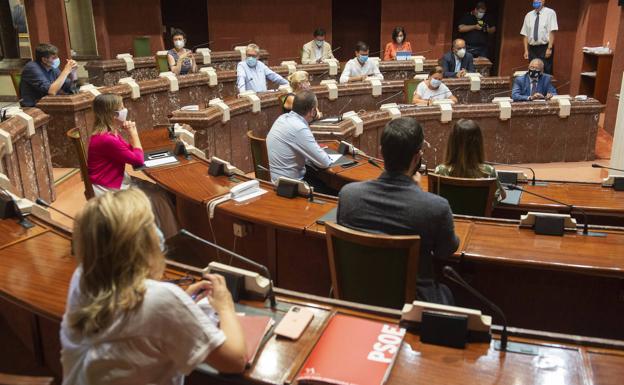 Moreno y Villegas comparecerán en la Asamblea en septiembre para explicar la vuelta a las aulas