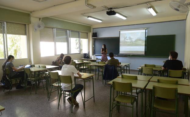 La Consejería no piensa negociar ni cambiar su plan de regreso a las aulas