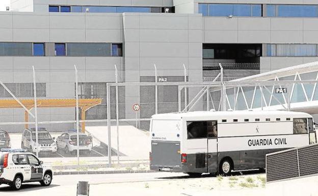 El brote en la prisión de Campos del Río obliga a 18 funcionarios a permanecer en cuarentena