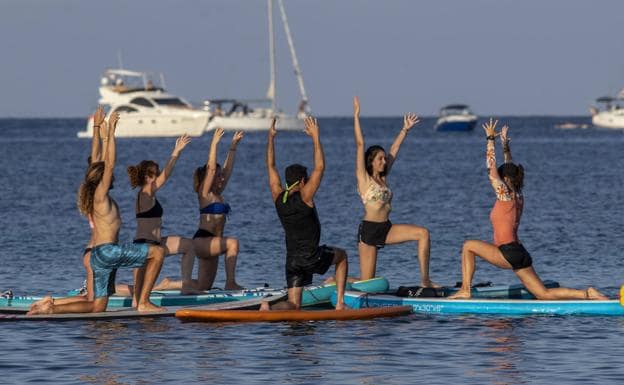 SUP Yoga Murcia, una búsqueda del equilibrio entre cuerpo y mente con el balanceo del mar