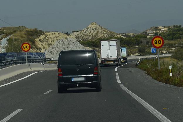 Una investigación detecta 16 tramos con defectos y peligros en la autovía Zeneta-San Javier