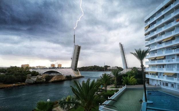 Una tormenta descarga en la Región y un rayo obliga a cerrar el puente del Estacio en La Manga
