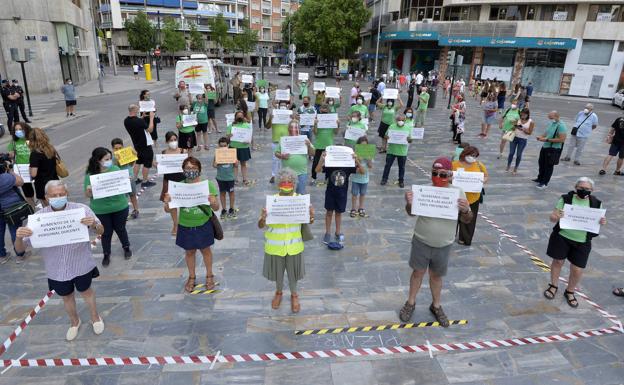 La Marea Verde simula un aula en la calle para demostrar la imposibilidad de guardar la distancia de seguridad