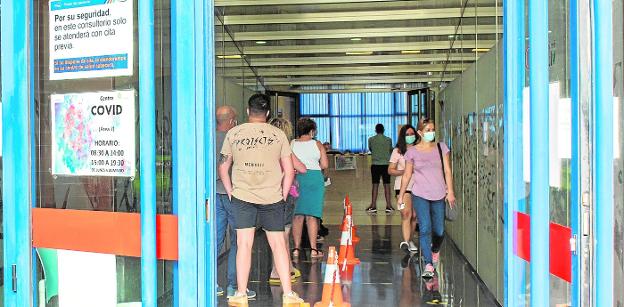 Las demoras en las PCR llegan a seis días en Murcia por un «problema informático»