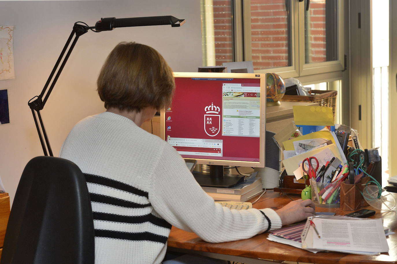 Los funcionarios autonómicos con hijos menores de 14 años seguirán teletrabajando