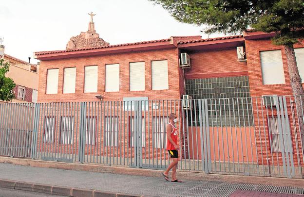 Confinados dos docentes de un centro educativo de Monteagudo