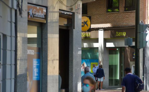 El alto solapamiento de Bankia y CaixaBank hace temer un ajuste de empleos en la Región