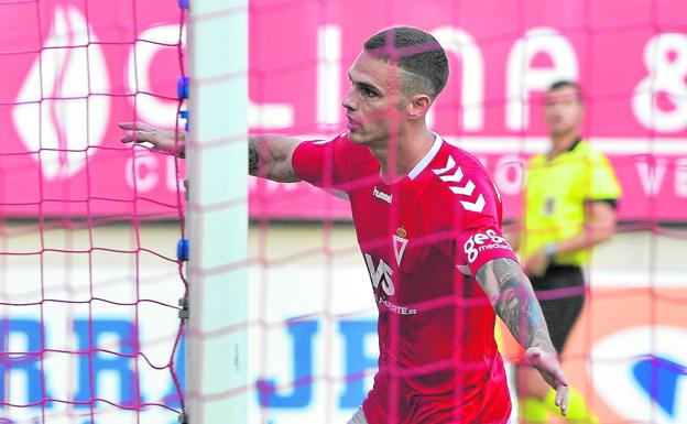 El Real Murcia abre el debate sobre el futuro de Álex Melgar