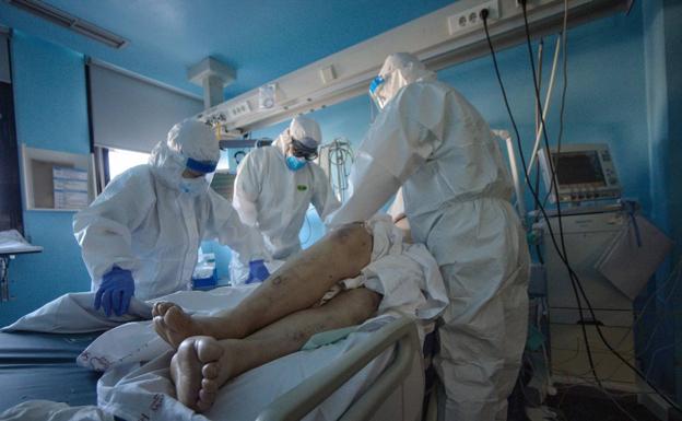 Salud avisa de que las UCI estarán llenas en quince días si no se reducen los contagios