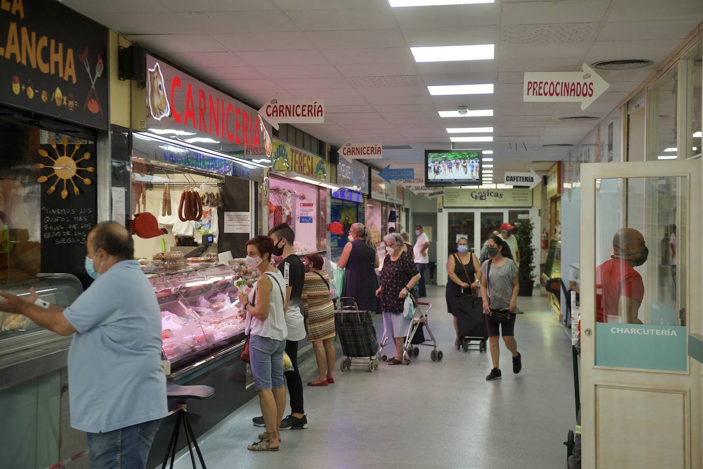 La plaza de abastos de Vistabella, en Murcia, se refuerza ante posibles DANAs
