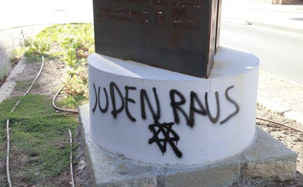 Pintadas neonazis en el monumento a los cartageneros deportados a los campos de concentración