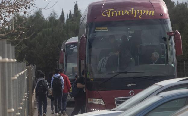 Educación desdobla 250 rutas de transporte escolar para mantener la distancia