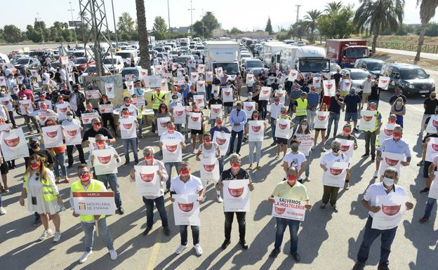 La 'caravana hostelera' cierra el centro de Murcia para lanzar «un grito de socorro»