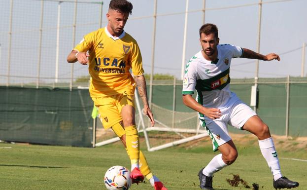 Dos despistes defensivos condenan al UCAM contra el Elche