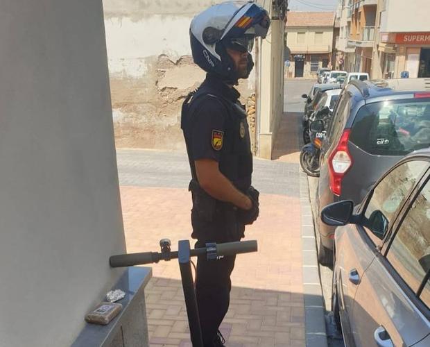 Pillan a un hombre con una tableta de hachís en La Alberca cuando circulaba en patinete