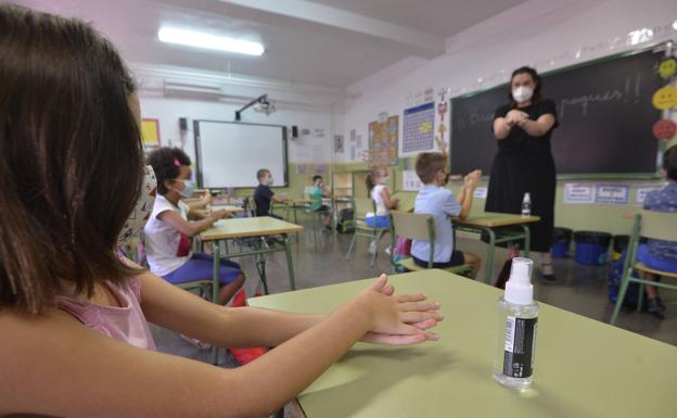 Regreso a las aulas a medio gas entre quejas por el modelo semipresencial y la conciliación