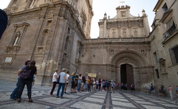 Romería de fieles en la Catedral