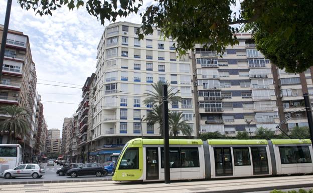 Ballesta reclama a Ábalos más de 20 millones para el transporte público