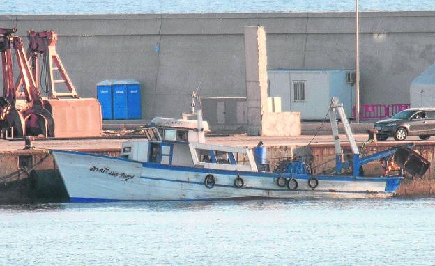 La falta de medios impidió forzar el regreso del pesquero a Argelia