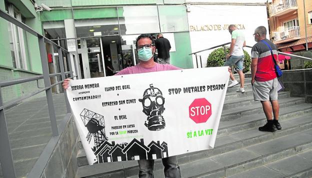 Los vecinos denuncian ante la juez que el arrastre de metales continúa en el colegio del Llano