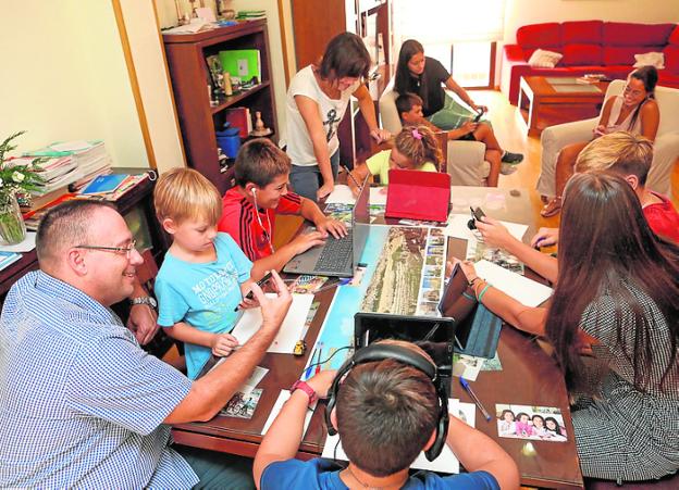Clases virtuales en Lorca: «Hemos transformado la casa en un colegio»