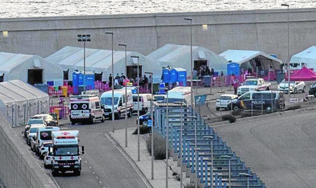 PP y Vox piden cuentas en las Cortes a Marlaska y Vélez por las oleadas de pateras