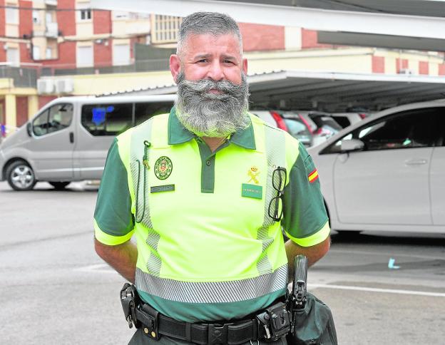 El guardia civil que dio comida a un indigente: «Ese hombre me conmovió»