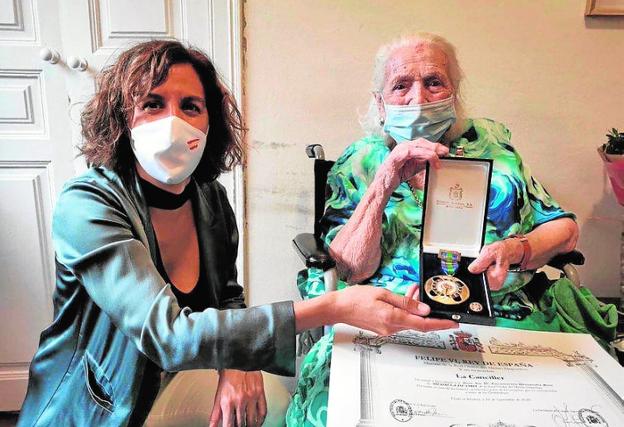 La pionera del baloncesto femenino recibe a los 103 años la Medalla al Mérito Deportivo en Lorca