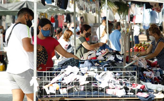 La Fica estrena mercadillo los domingos para restar aglomeraciones al de los jueves en La Fama