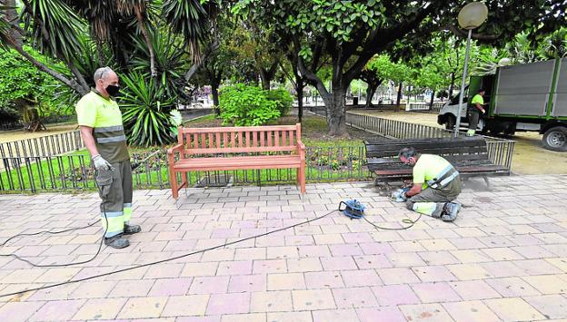 Los colegios de la capital darán una segunda vida a 3.000 bancos sustituidos en los jardines