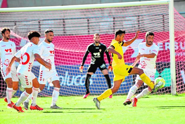 El Murcia mantiene los pies en el suelo