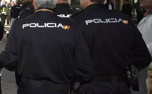 Detienen a una pareja de jóvenes por asaltar una casa en La Alberca