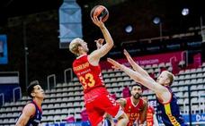 El jugador del UCAM CB, Conner Frankamp, a punto de lanzar el balón a canasta durante el encuentro ante el MoraBanc Andorra, el pasado domingo./UCAM