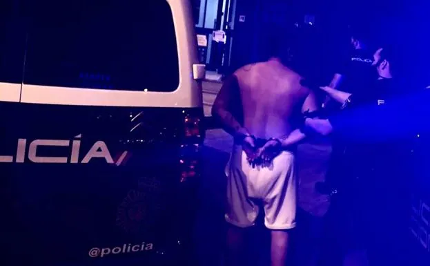 Detenido un hombre por apuñalar presuntamente a otro durante una pelea multitudinaria en Murcia