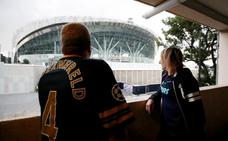 Aficionados del Tottenham contemplan desde lejos el estadio del conjunto londinense./Reuters