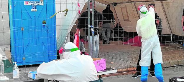 Arrecian las críticas de la Comunidad al Gobierno tras otra gran oleada de pateras